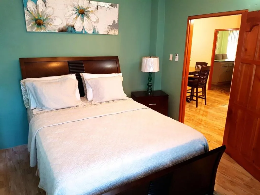 Paradise Place Apartments，位于Mount Irvine的酒店