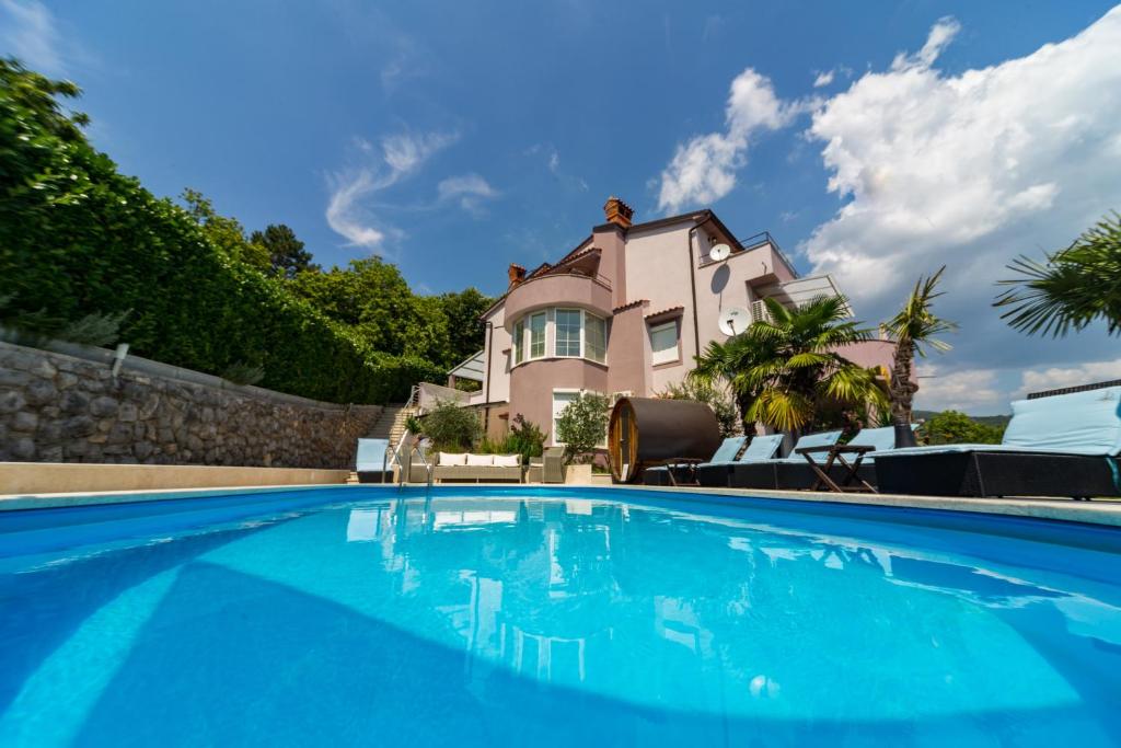 Apartments Melanie — Hotel in Lovran