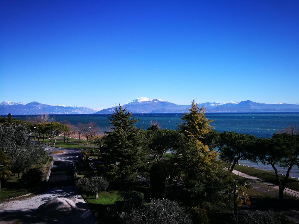 Hotel Mirabello — Hotel rooms in Sirmione, Lombardy