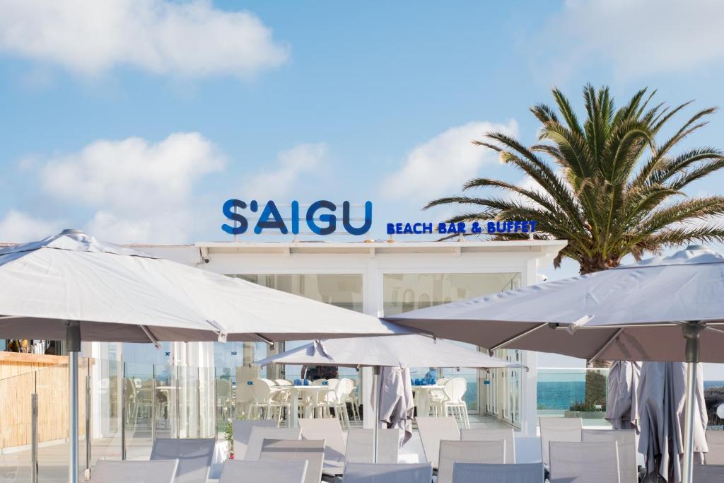 FERGUS Style Carema Beach — Restaurant & bars in Cala'n Bosch, Balearic Islands