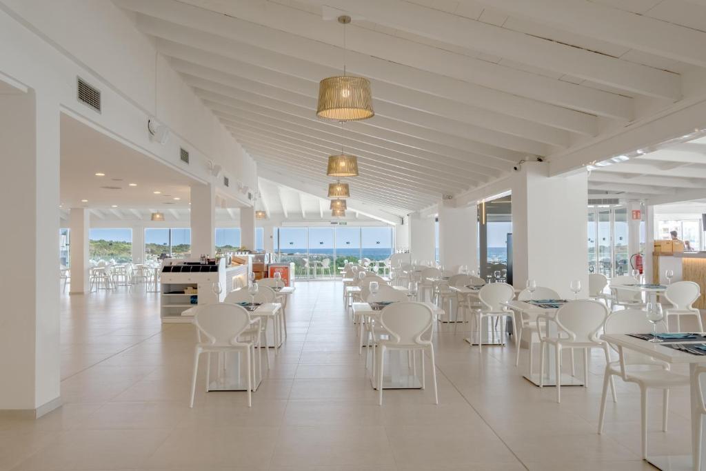 FERGUS Style Carema Beach — Restaurant & bars in Cala'n Bosch, Balearic Islands