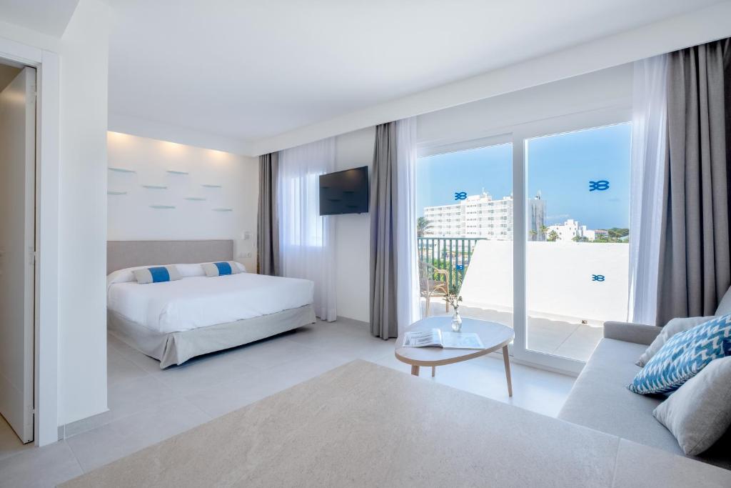 FERGUS Style Carema Beach — Hotel rooms in Cala'n Bosch, Balearic Islands