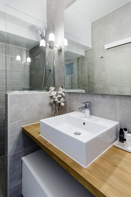 Minimal 2BD Apartment with Lycabettus view by UPSTREET photo