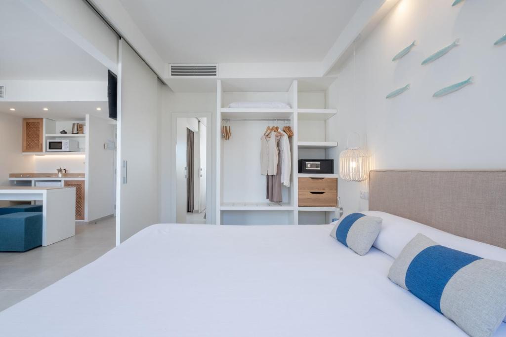 FERGUS Style Carema Beach — Hotel rooms in Cala'n Bosch, Balearic Islands