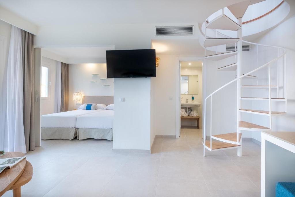 FERGUS Style Carema Beach — Hotel rooms in Cala'n Bosch, Balearic Islands