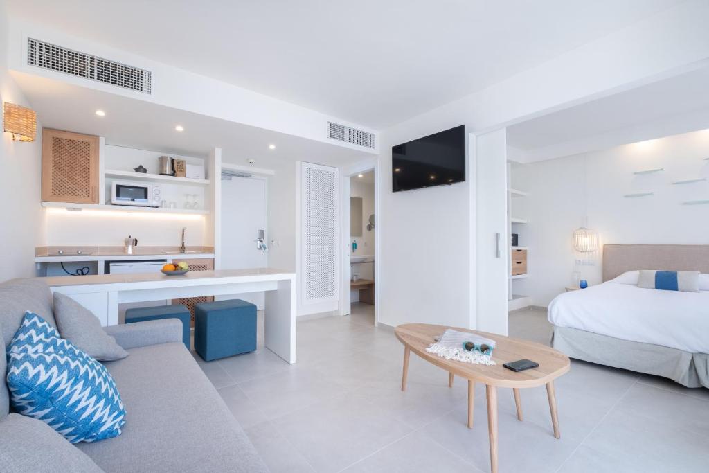FERGUS Style Carema Beach — Hotel rooms in Cala'n Bosch, Balearic Islands
