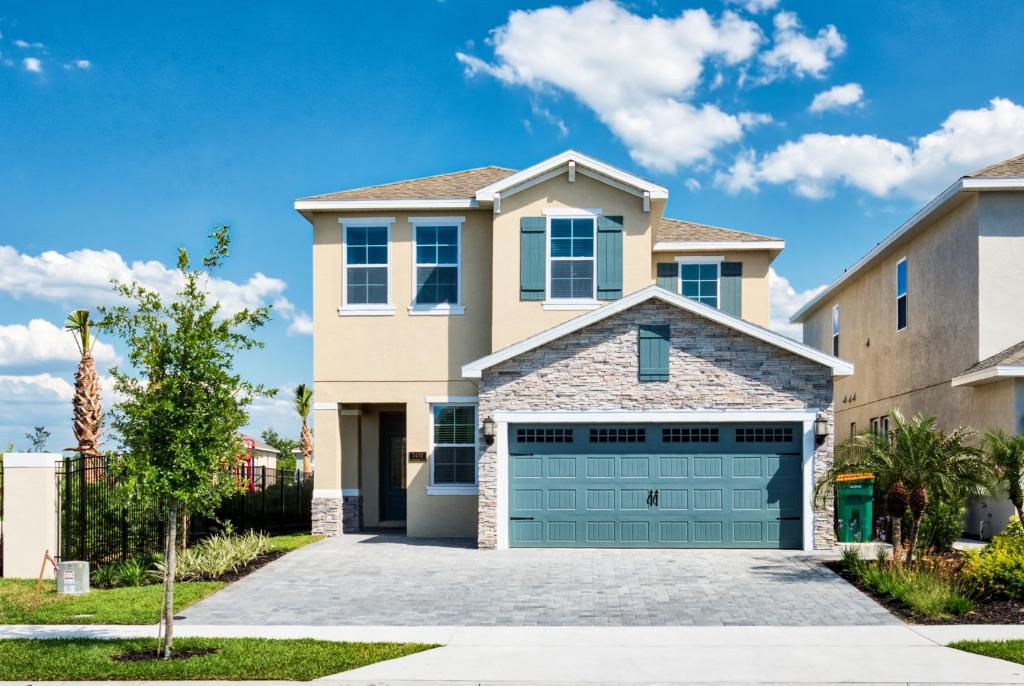 Lovely Home by Rentyl Near Disney with Private Pool, Game Room &amp; Resort Amenities - 7402M — Hotel in Orlando (FL)