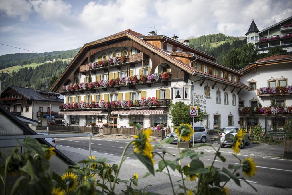 Apartment Edelweiss — Hotel in Sesto