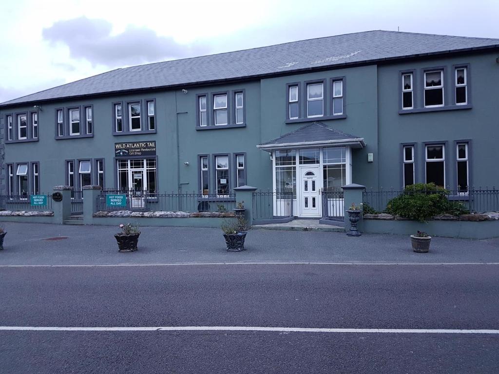 An Sean Ostan — Hotel in Carrick