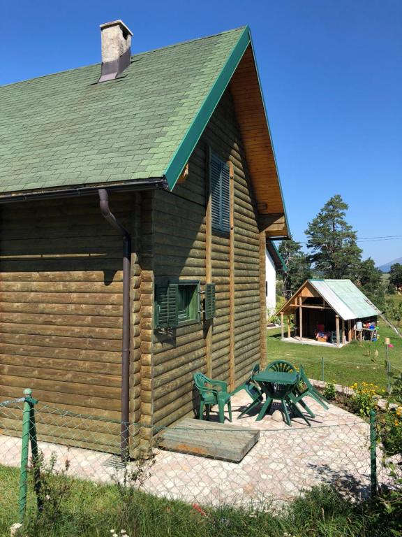 Kuca u borju - House in pines - 2
