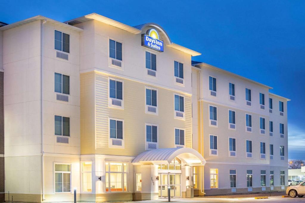 Days Inn & Suites By Wyndham Kearney photo