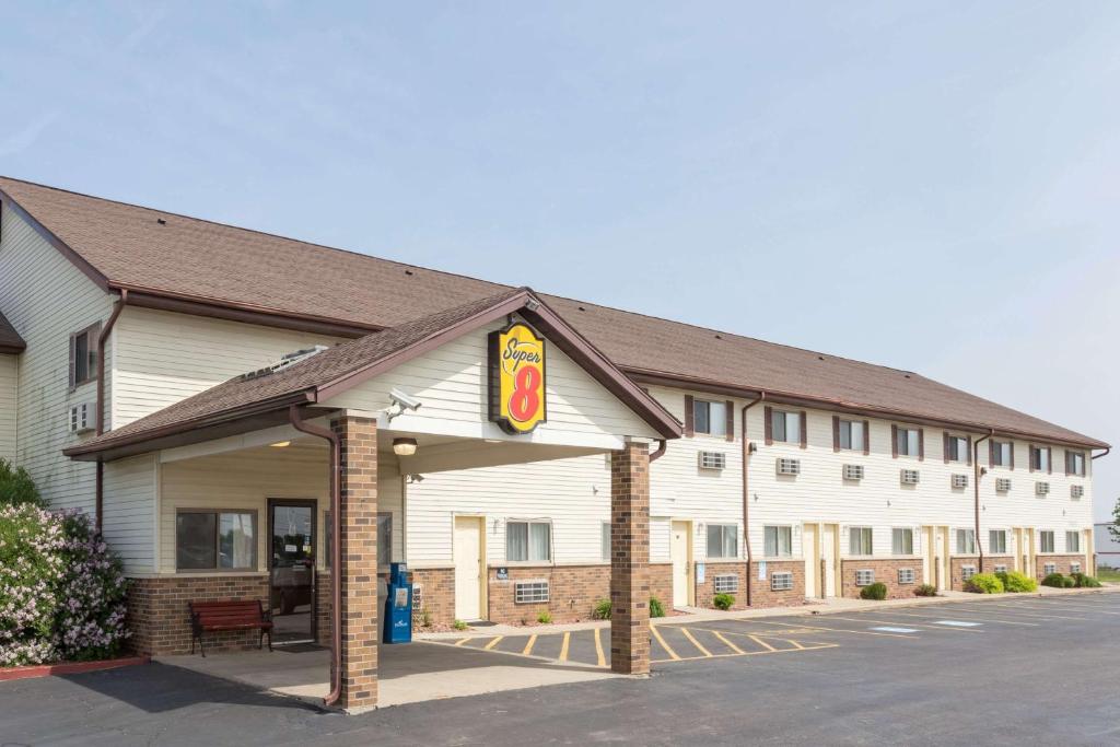 Super 8 by Wyndham Dixon, Dixon