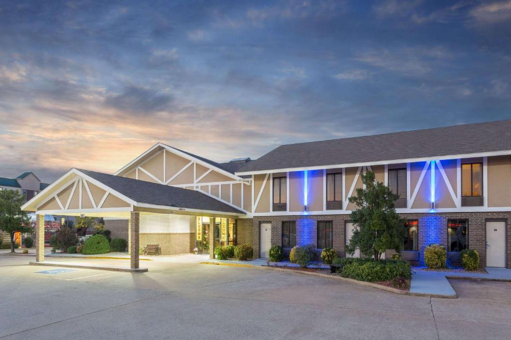 Super 8 by Wyndham Bentonville, Bentonville