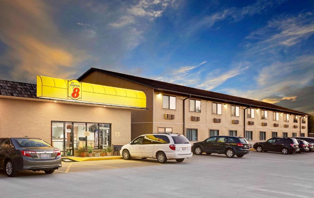 Super 8 by Wyndham Macomb, Macomb