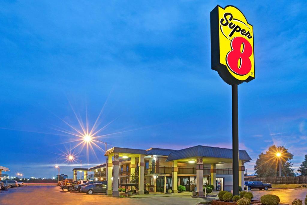 Super 8 by Wyndham Shawnee, Shawnee