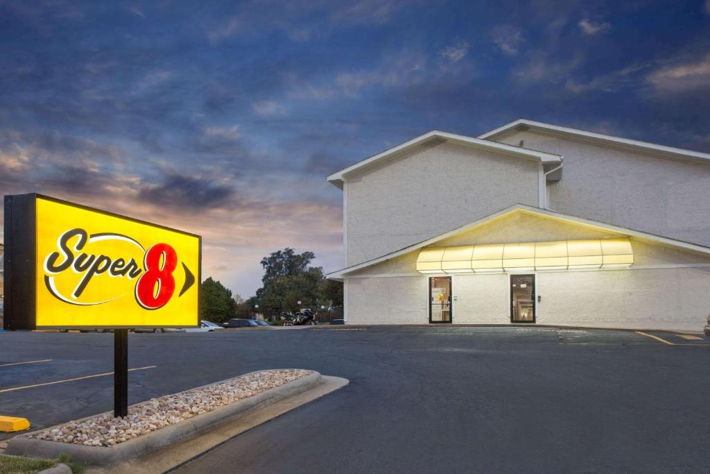 Super 8 by Wyndham Columbus Airport, Columbus