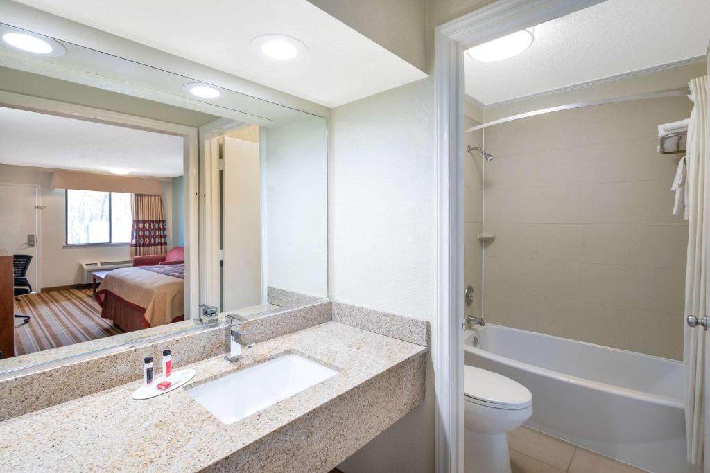 Super 8 By Wyndham Burlington Nc photo