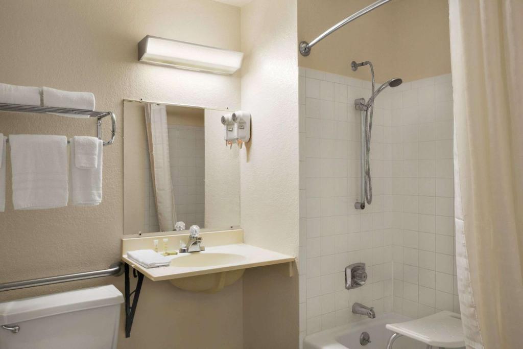 Super 8 By Wyndham Saginaw Photo 34