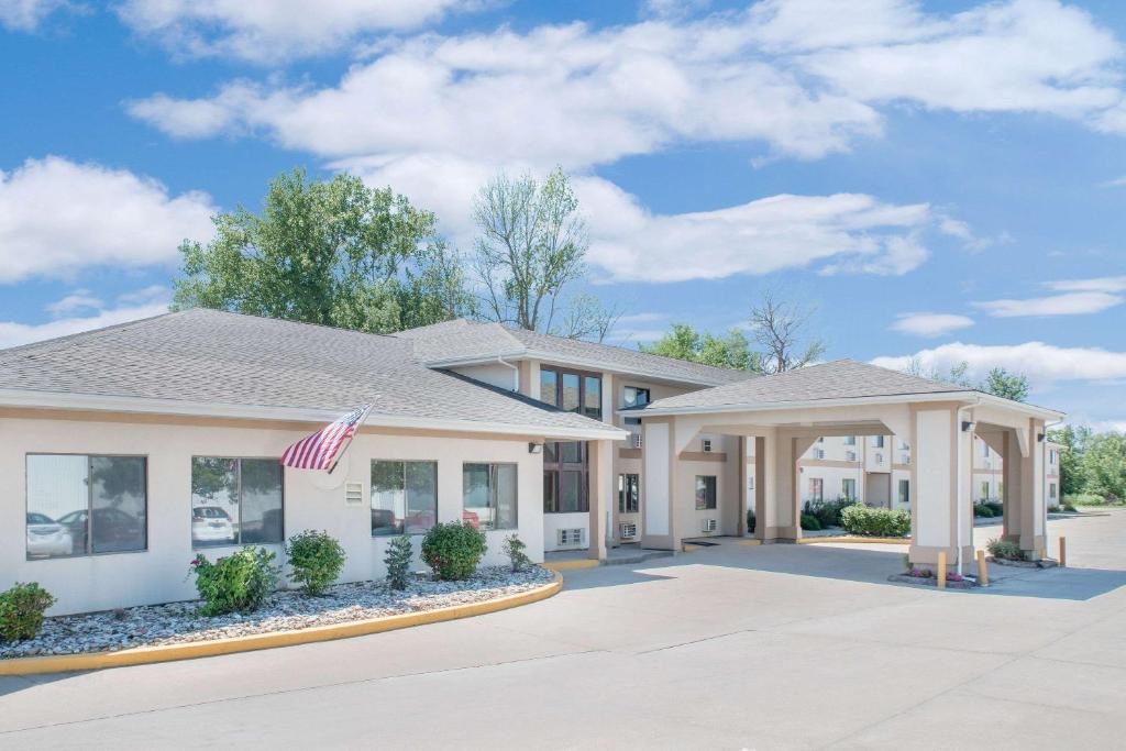 Super 8 By Wyndham Ottumwa photo