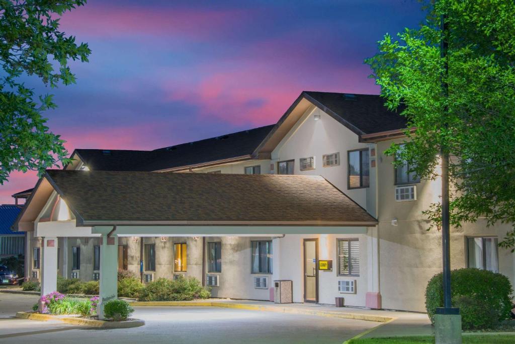 Super 8 By Wyndham Knoxville Photo 0