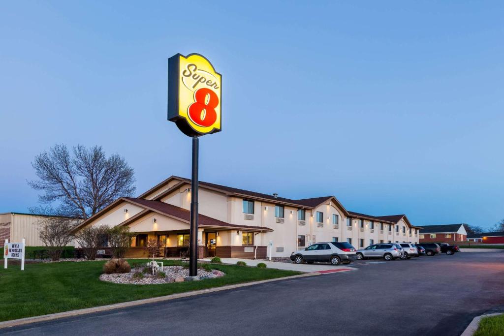 Super 8 By Wyndham Spirit Lake/Okoboji photo