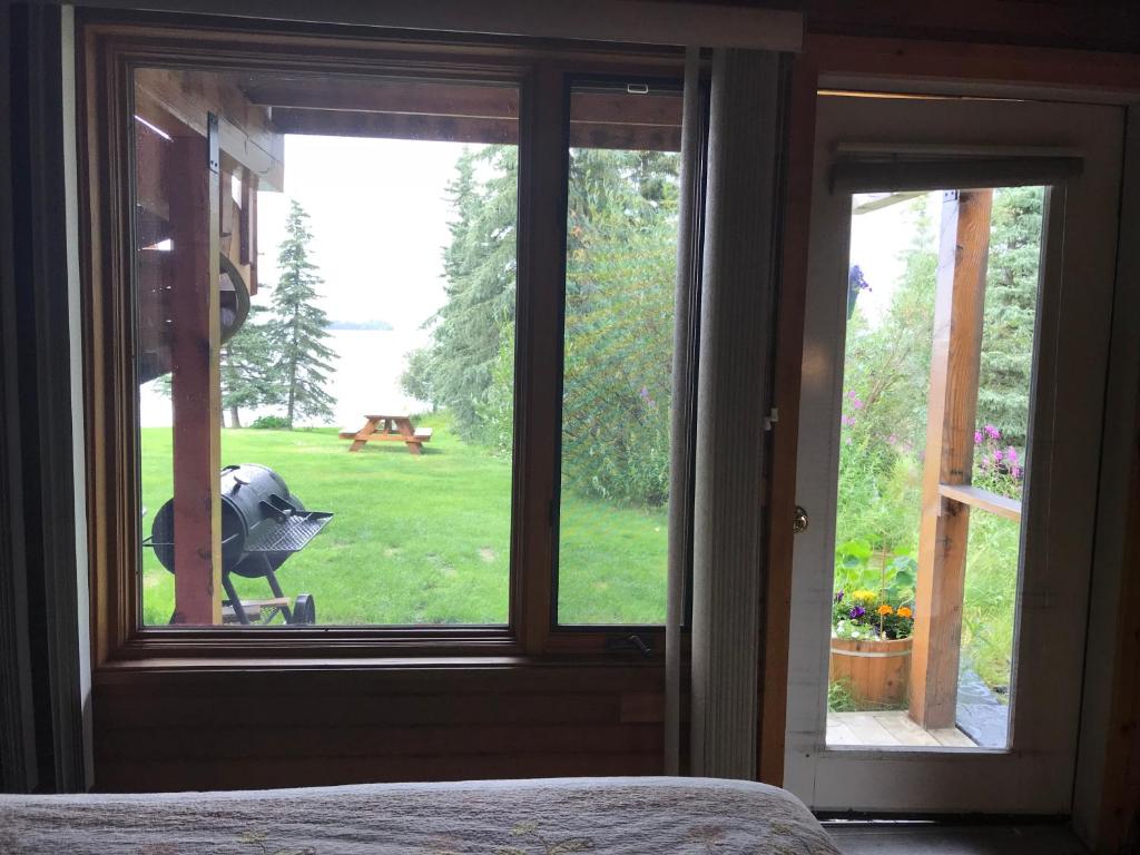 Lake Louise Lodge, Alaska photo