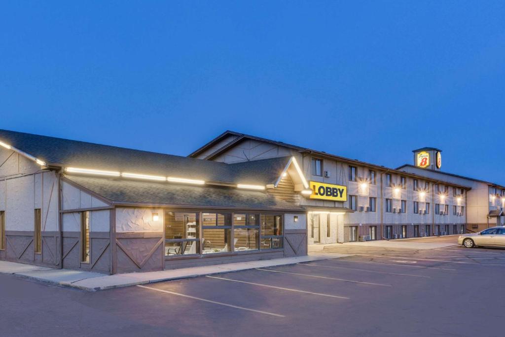 Super 8 By Wyndham Mitchell photo