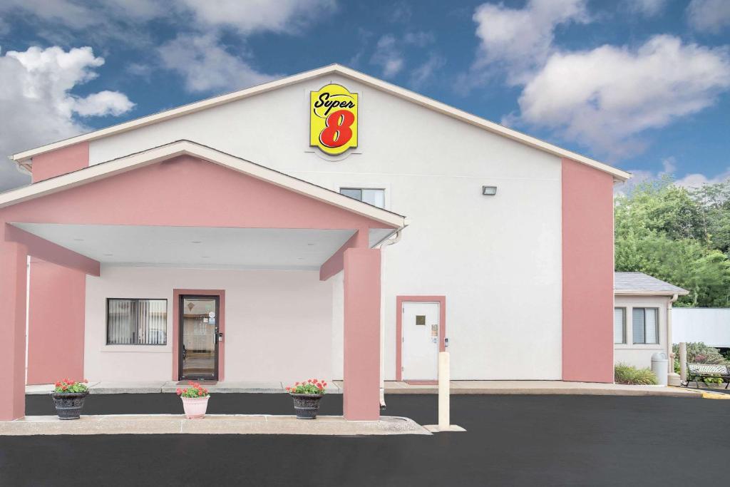 Super 8 by Wyndham East Moline, East Moline