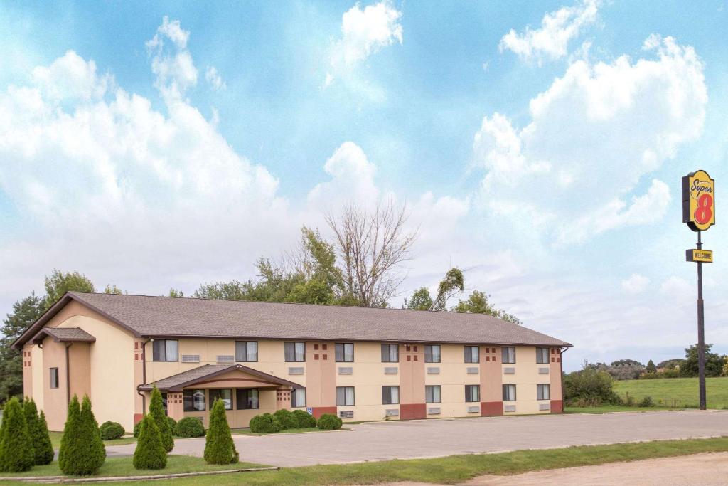 Super 8 by Wyndham Austin MN, Austin