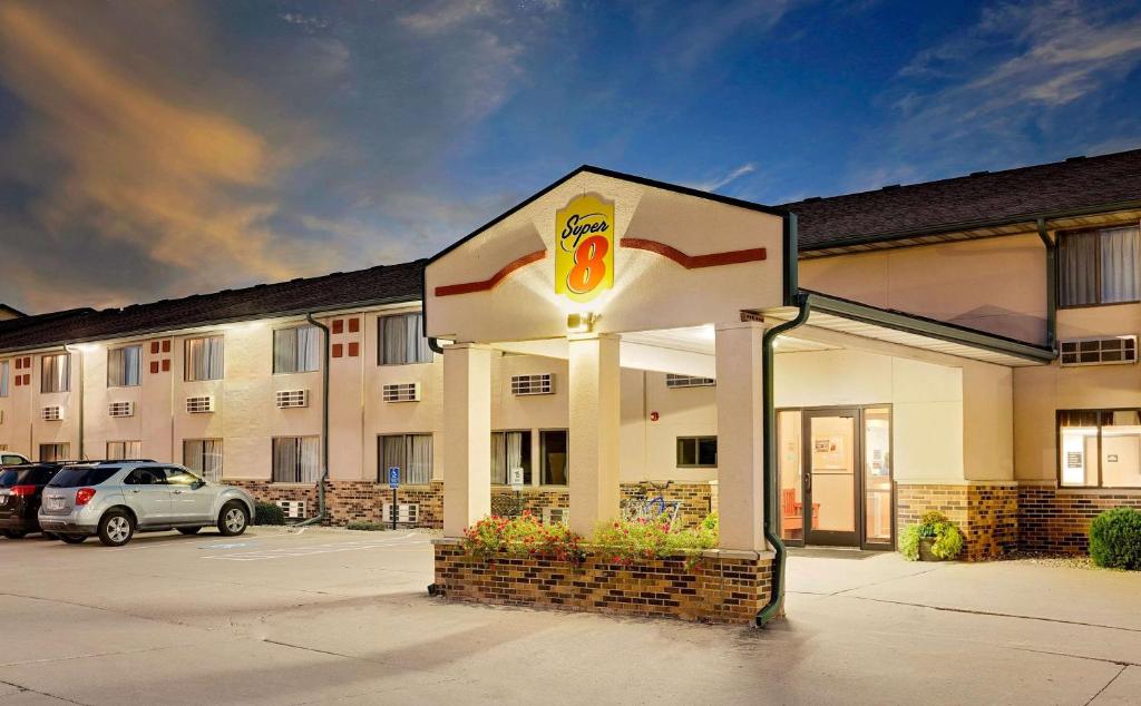 Super 8 by Wyndham St. James, Saint James