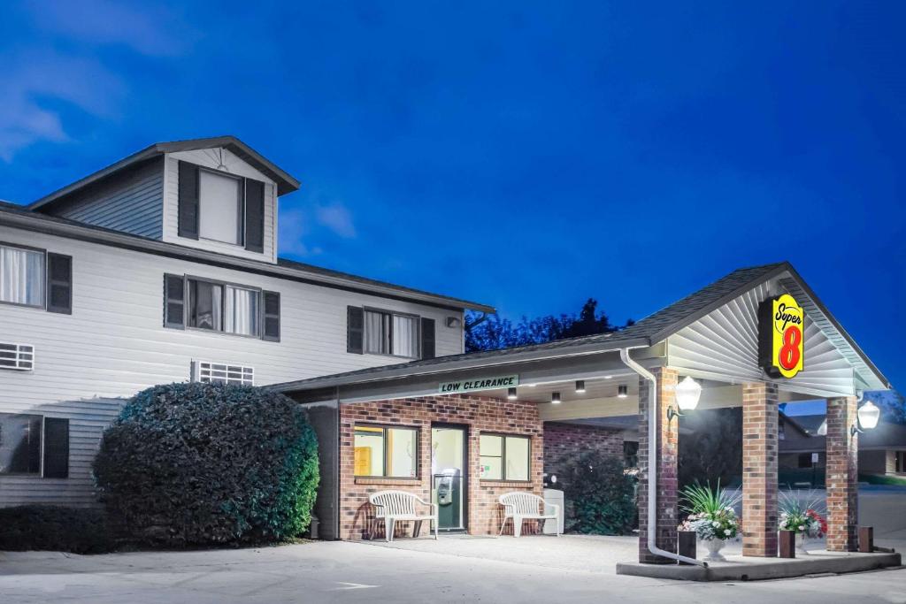 Super 8 By Wyndham Monroe Wi photo