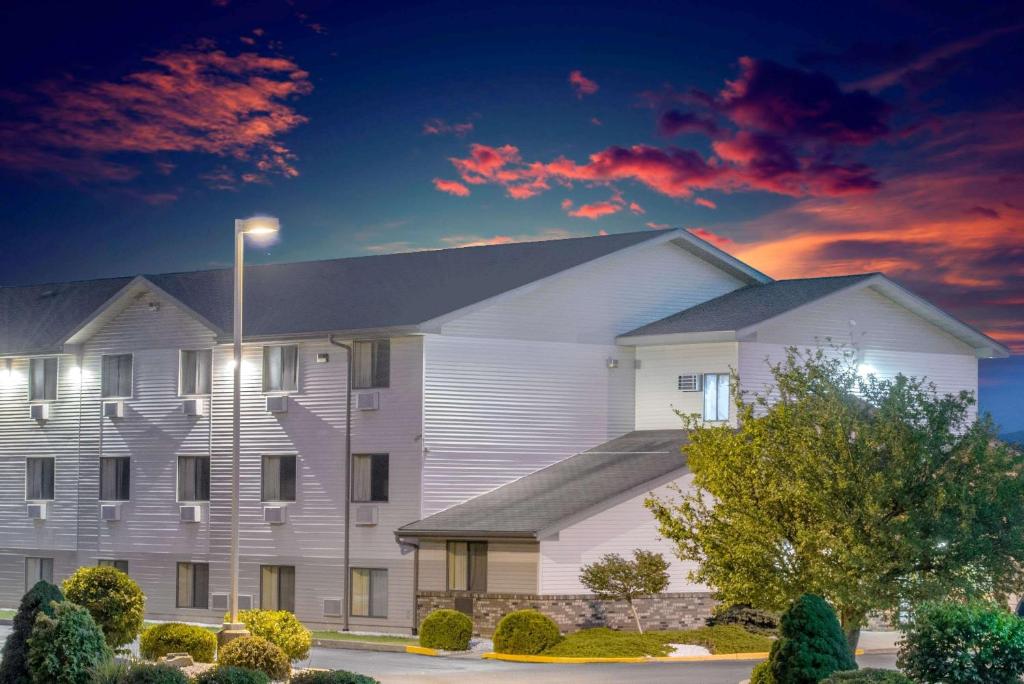 Super 8 By Wyndham Altoona photo