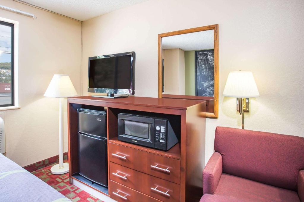 Super 8 By Wyndham Harrisonburg Photo 21