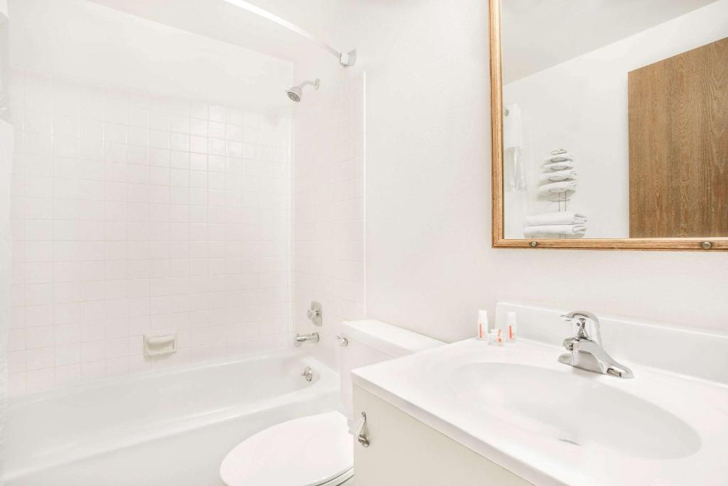 Super 8 By Wyndham Riverton Photo 1