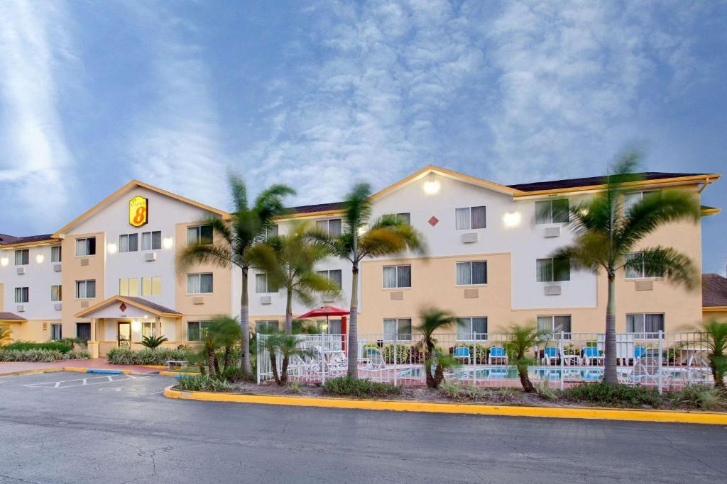 Super 8 By Wyndham Clearwater - St. Petersburg Airport photo