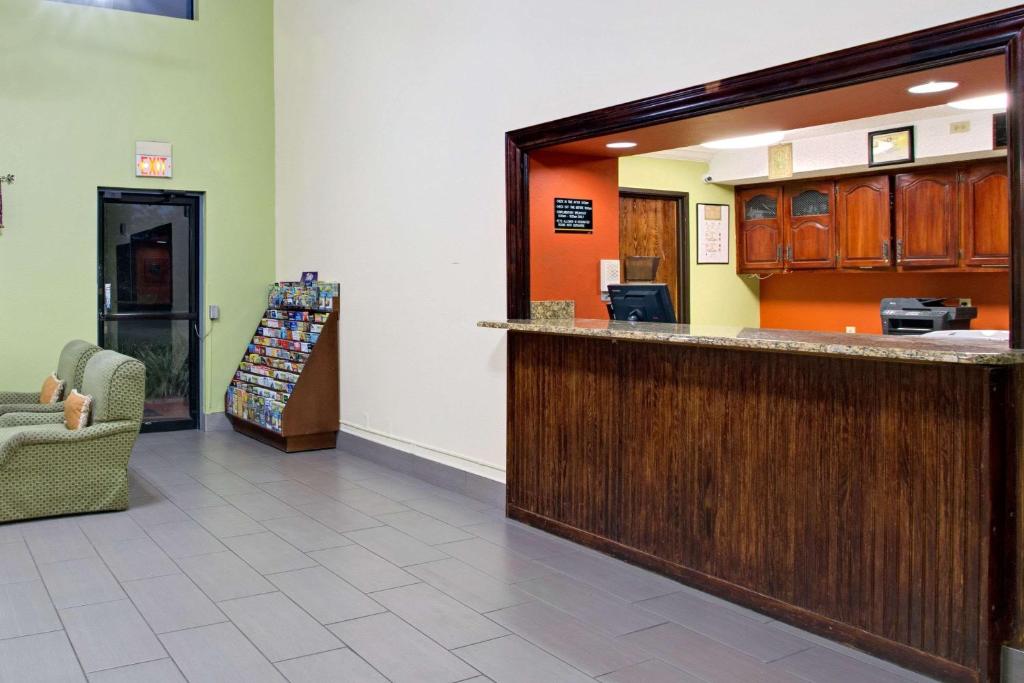 Super 8 By Wyndham Clearwater - St. Petersburg Airport