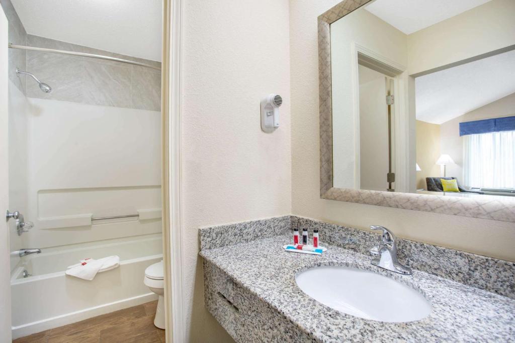 Days Inn by Wyndham Lake City photo