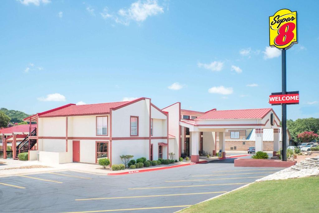 Super 8 By Wyndham Kerrville Tx photo