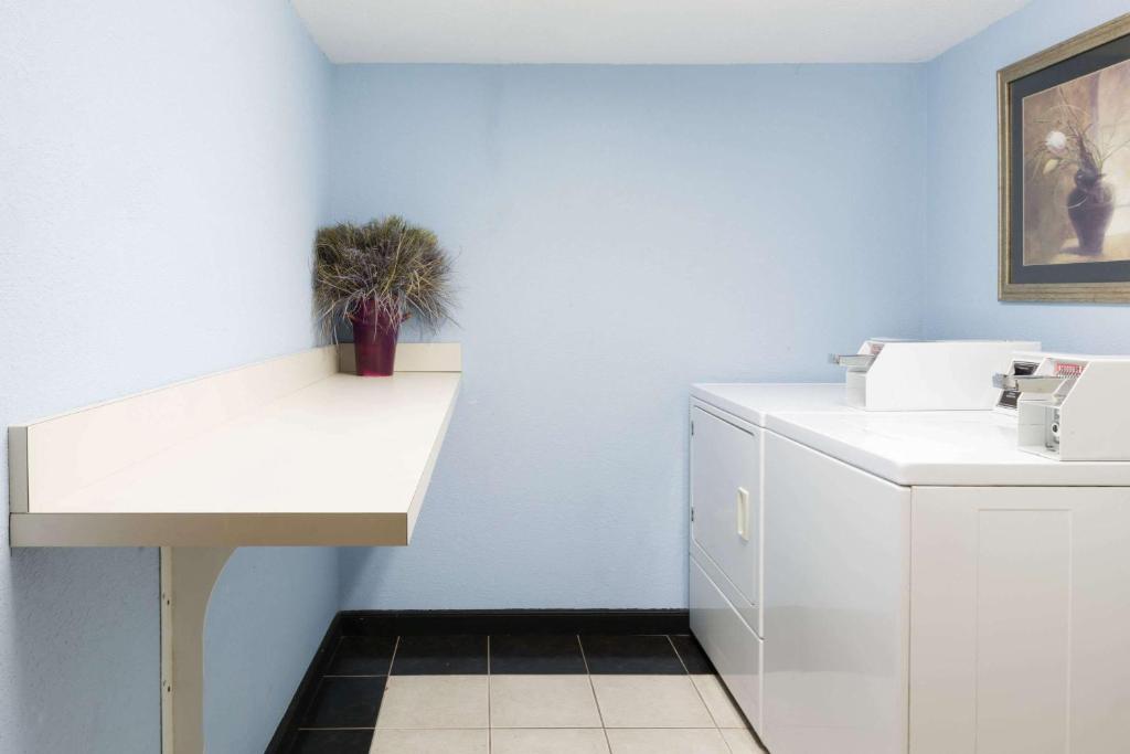 Days Inn By Wyndham New Market Battlefield Photo 7