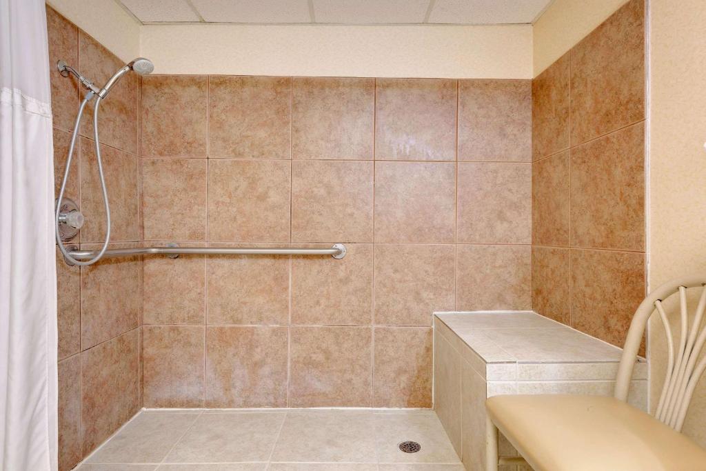 Ramada By Wyndham Cleveland Airport West Photo 17