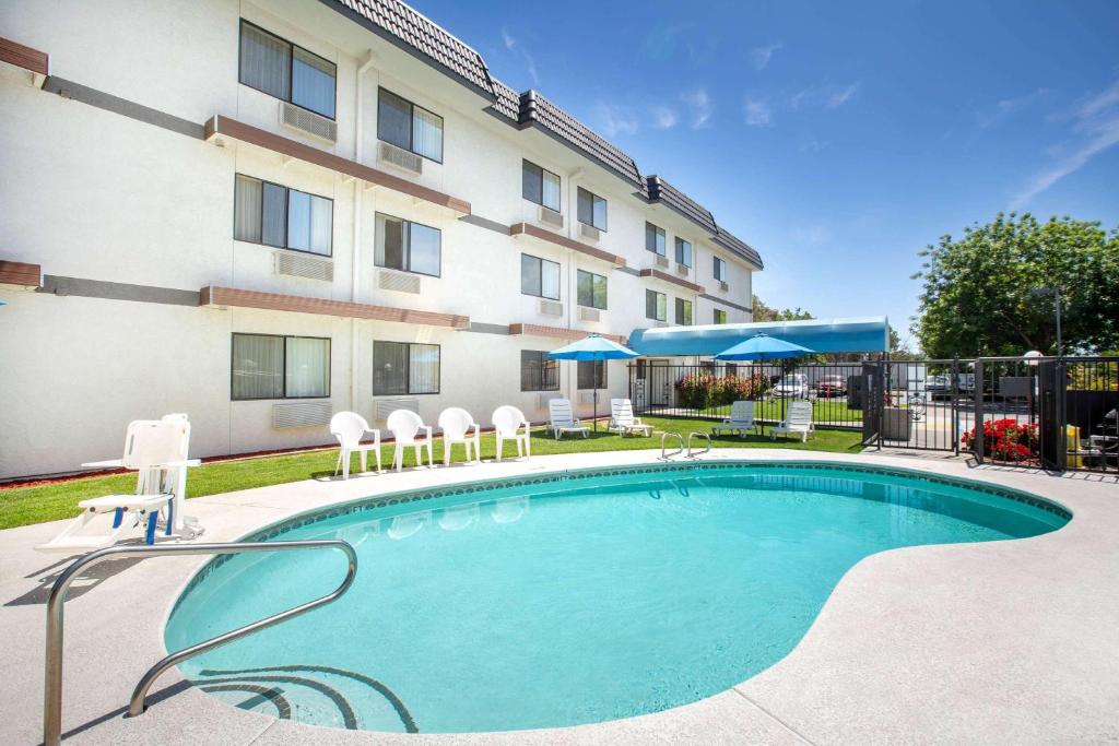 Days Inn by Wyndham Woodland photo