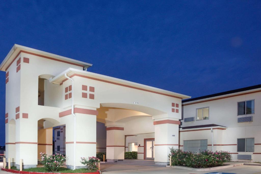 Super 8 by Wyndham Brenham TX, Brenham