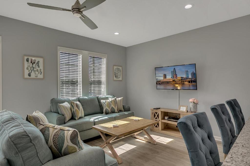 New 3/2 Duplex Minutes From Heart of Tampa -Unit B, Tampa