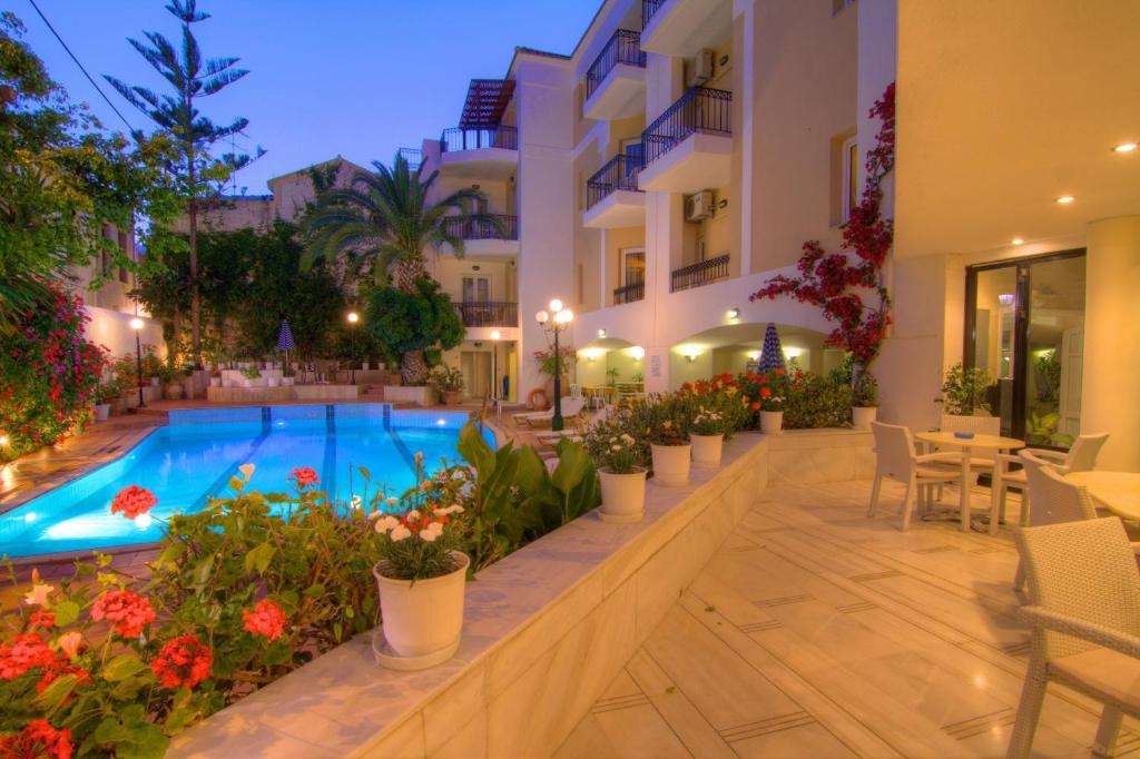 Fortezza Hotel — Basen in Retimno
