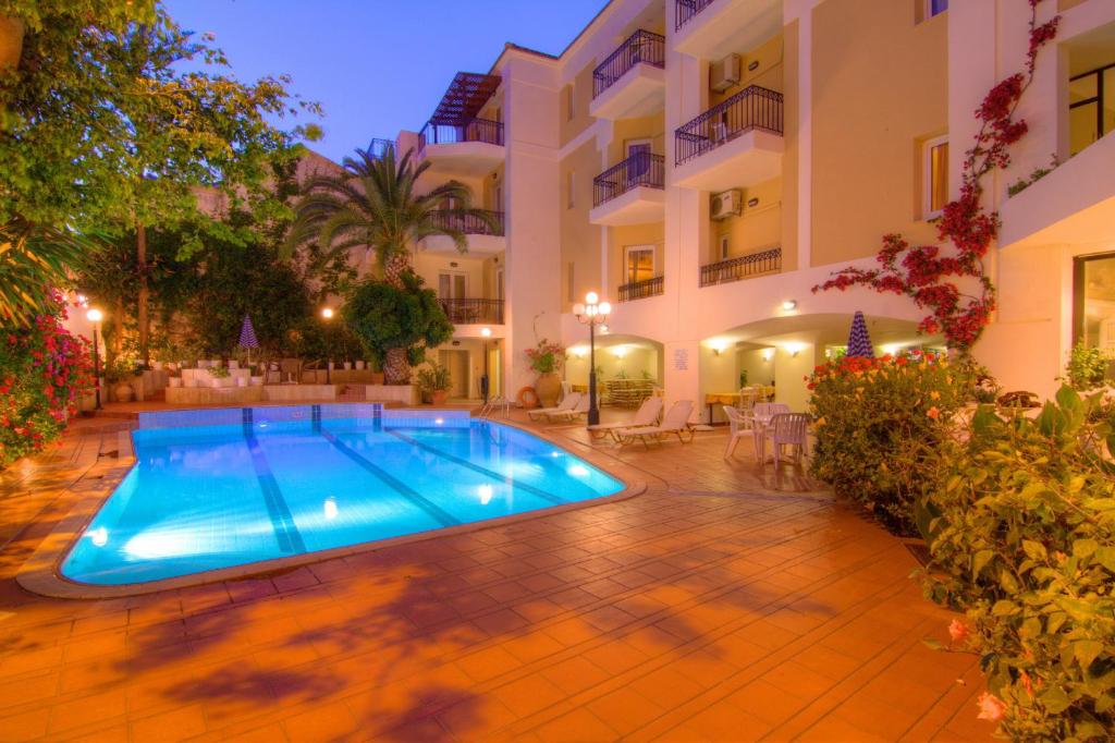 Fortezza Hotel — Basen in Retimno
