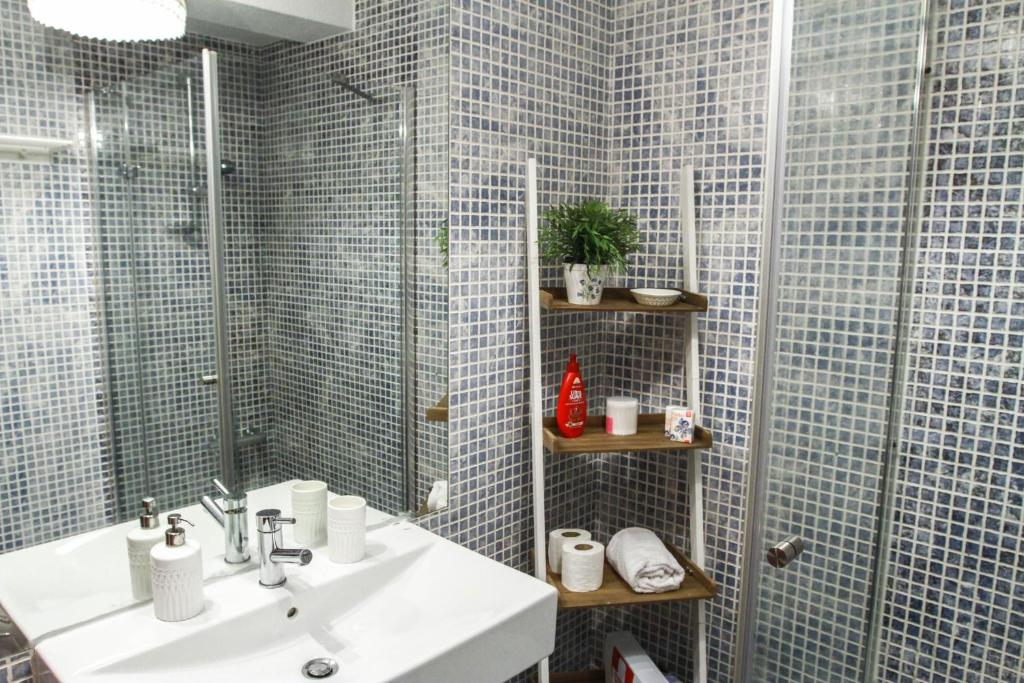 Cozy and Spacious apartment in Graca, Lisbon photo