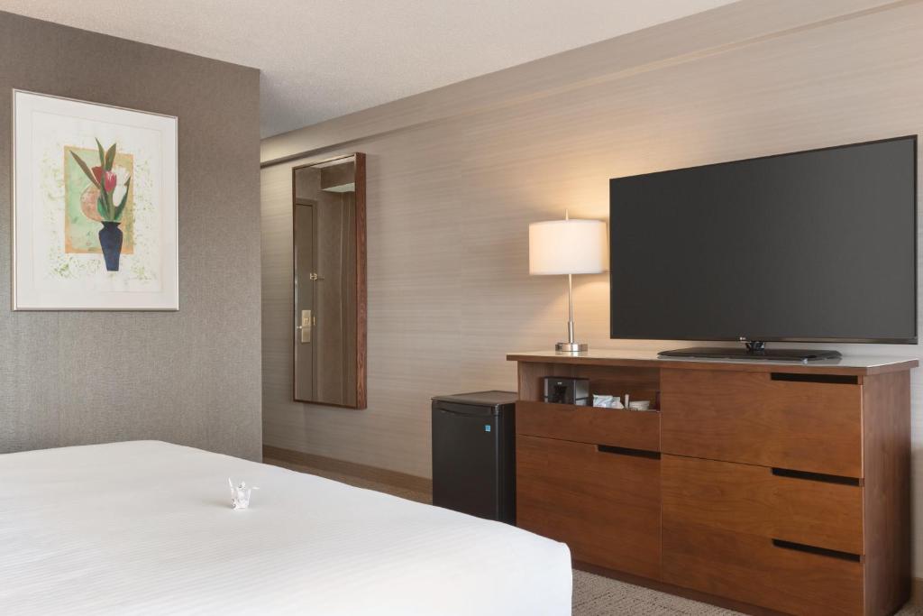 Coast Edmonton Plaza Hotel by APA photo