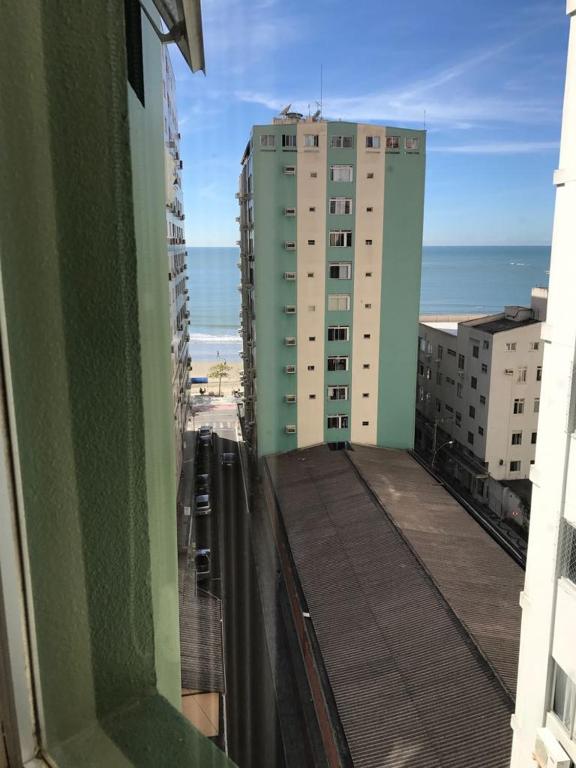 Pé na areia, 1 quarto, 02 Ares Splits e Garagem, Balneário Camboriú