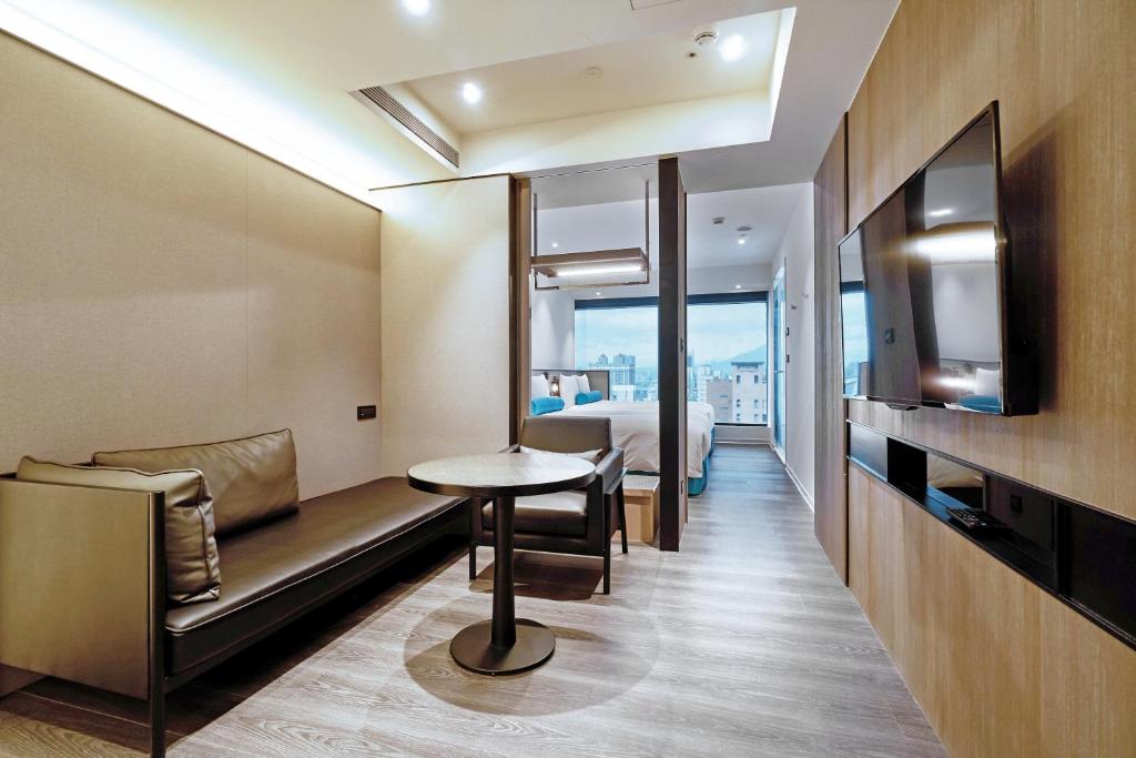 Hotel Room 5