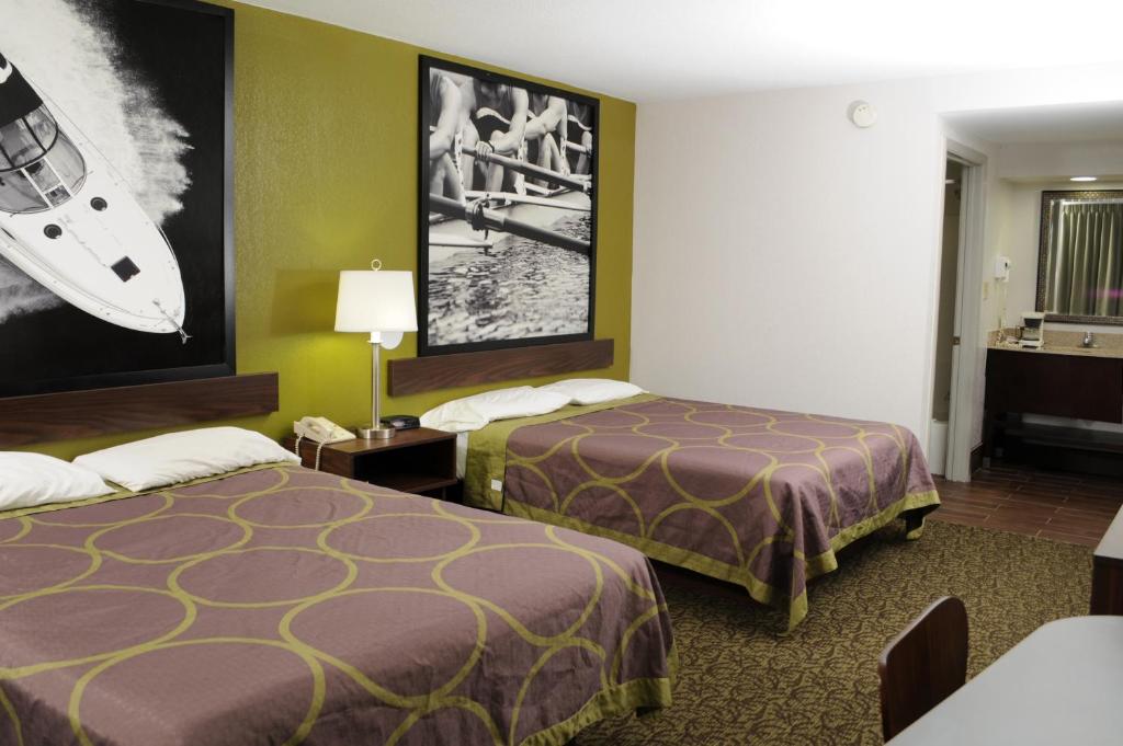 Super 8 By Wyndham Gainesville photo